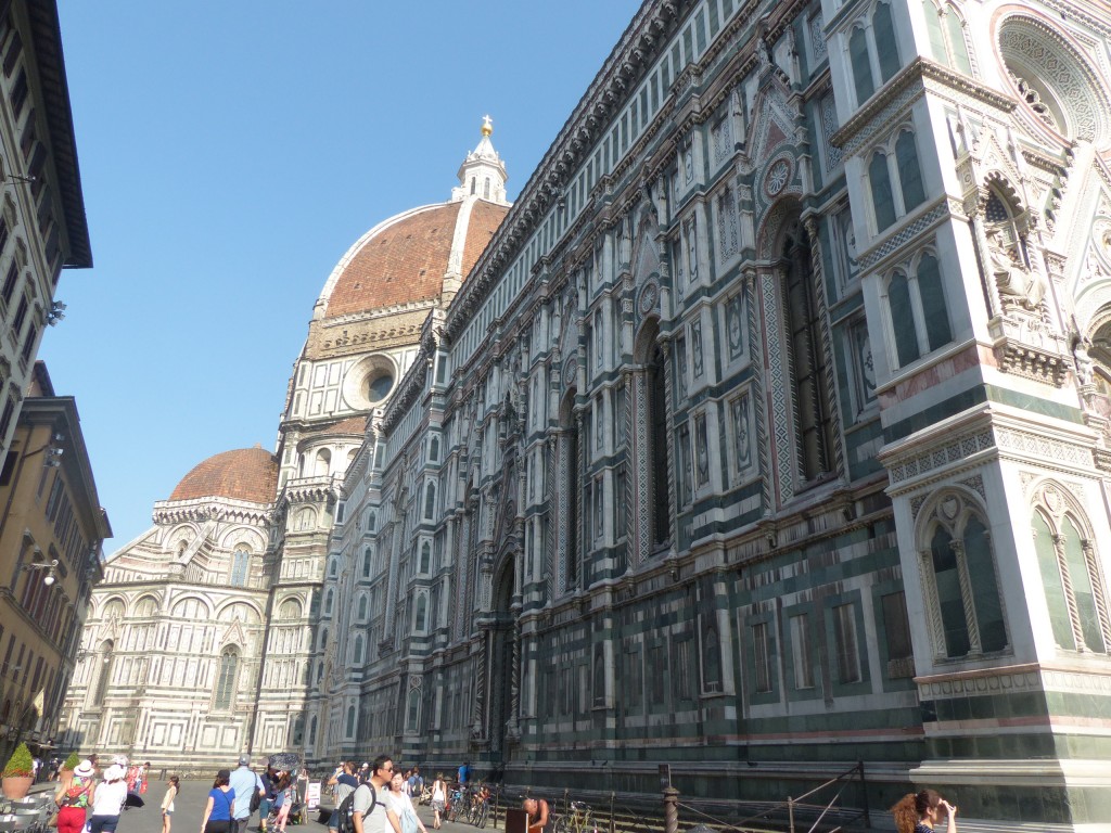 La construction du Duomo a commencé à la fin du 13e siècle et s’est terminée par la construction du dôme au 15e siècle ! Cela aurait alors pris DEUX siècles afin de terminer sa construction. Les détails de la façade auraient par contre été totalement finalisés pendant le 19e siècle. Le Duomo de Florence reste la quatrième plus grande cathédrale au monde. 