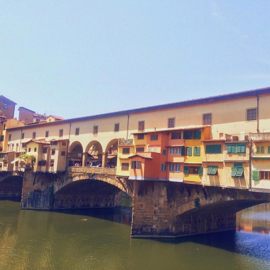 « Rumor has it » Le Ponte Vecchio aurait été épargné des bombardements d’Hitler lors de la deuxième Guerre Mondiale à cause de sa beauté. 