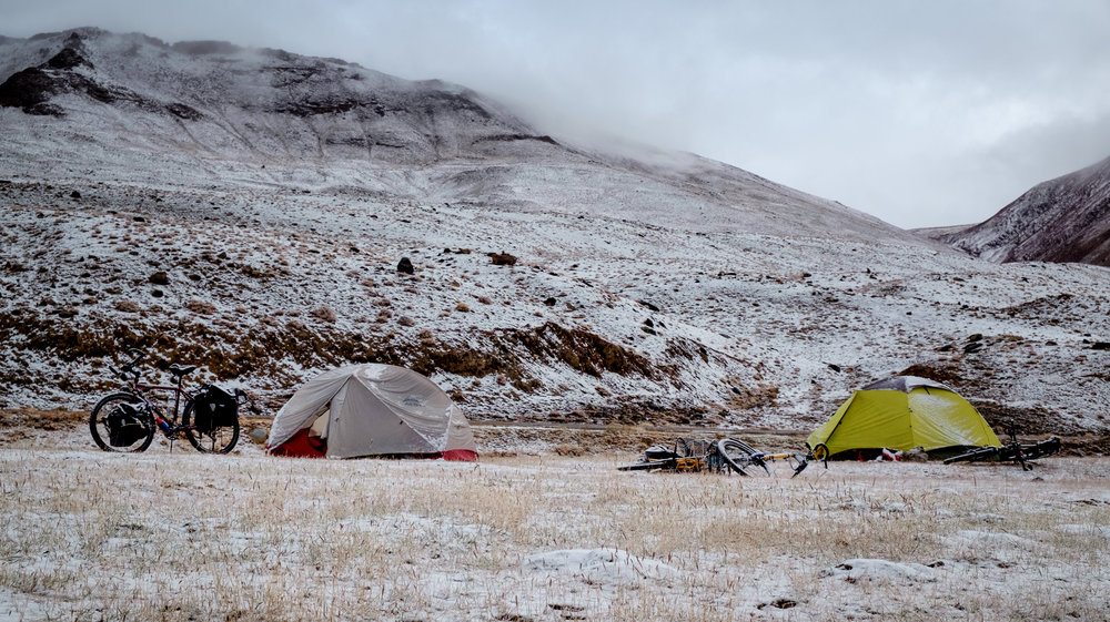 Campement sur la route du Pamir, à la frontière avec la Chine