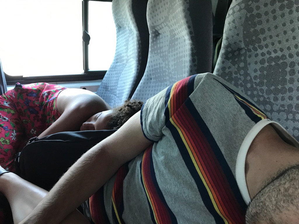 Sofian et Daphné en pleine sieste, à bord du bus touristique