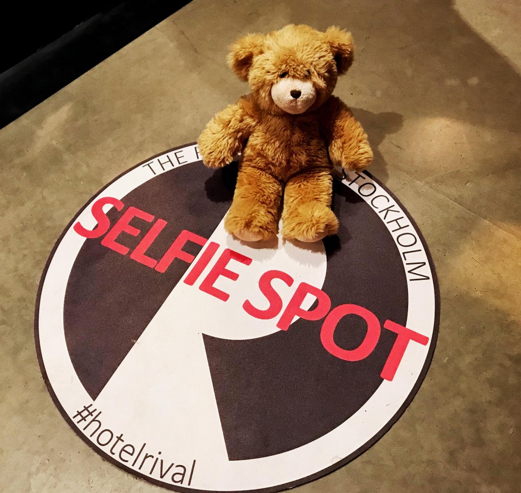 Notre Teddy bear au populaire selfie spot du Rival. Je l'ai baptisé Sean!
