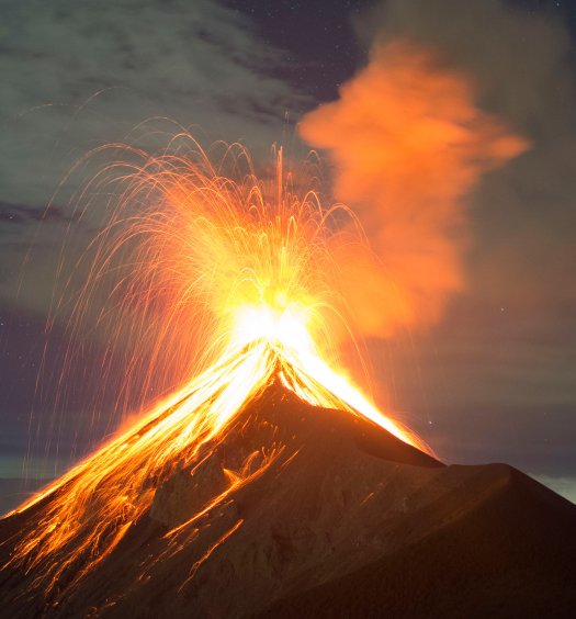 Le volcan Fuego en éruption, vu du volcan Acatenango