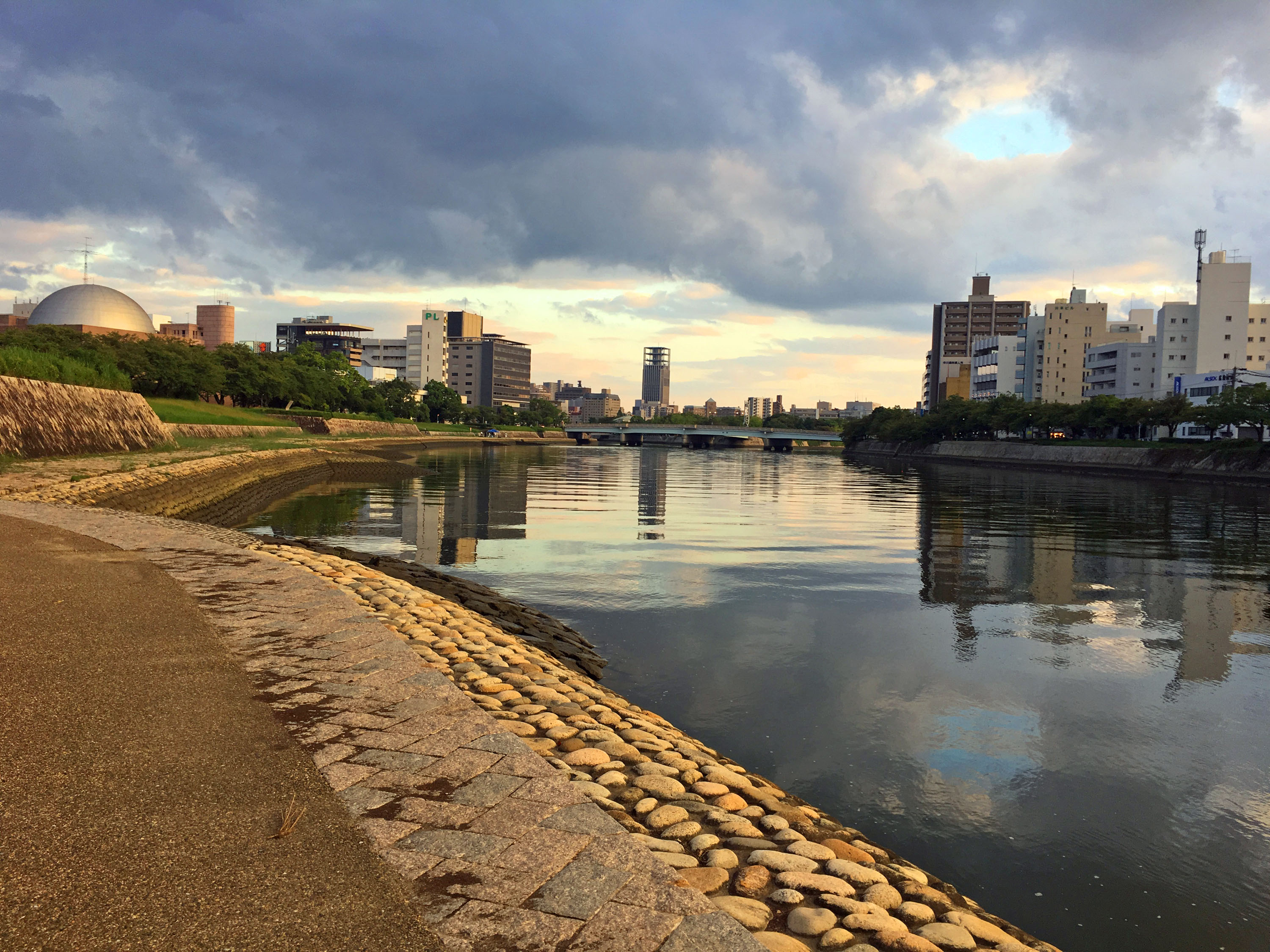 Sur les bords de la rivière Ōta, j’ai couru