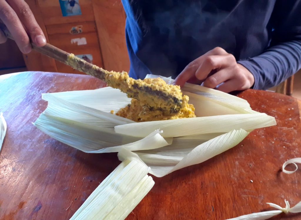 confection humitas avec des feuilles de maïs