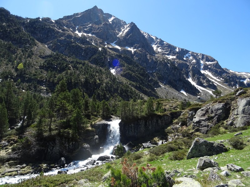 Vallée de Lutour et cascade dans les Pyérénées