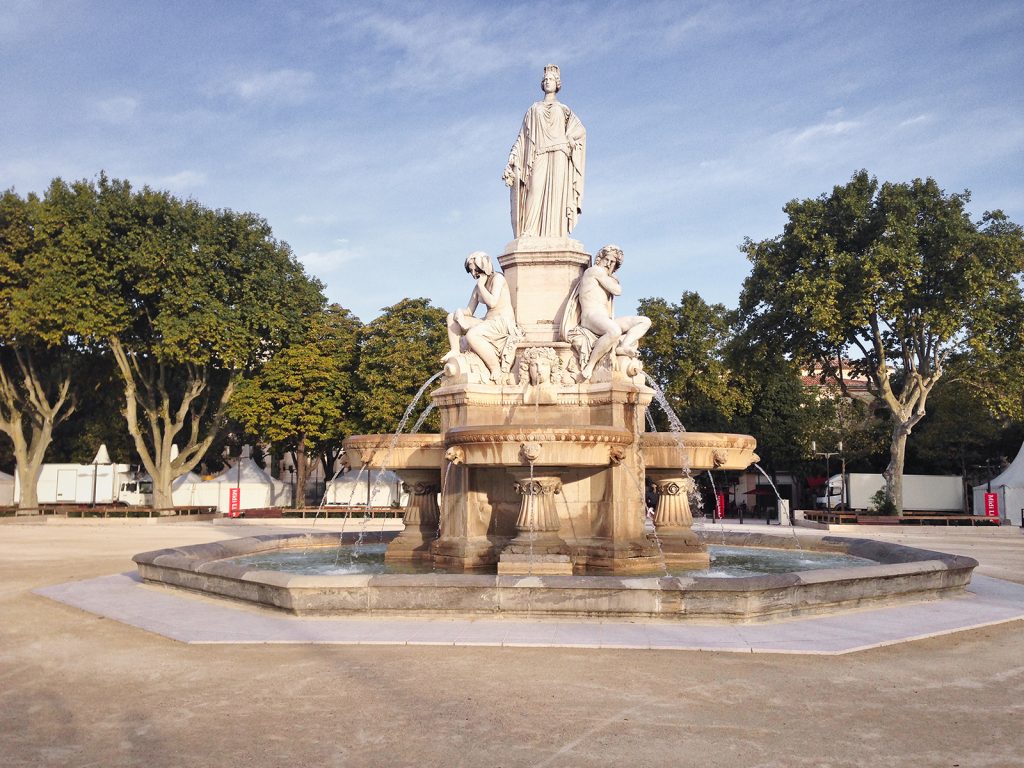 Une fontaine à Nîmes, France