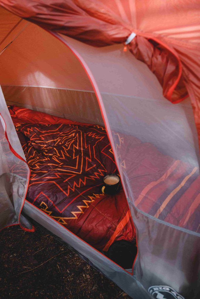 Dormir en tente lors d'une longue randonnée