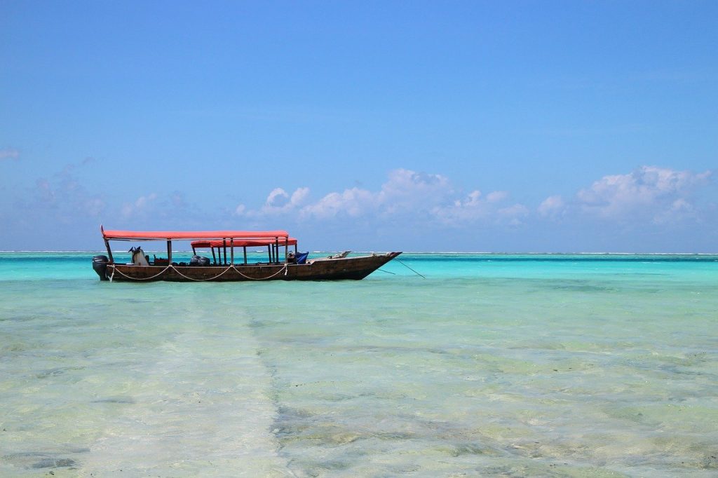 Plage et eau turquoise à Zanzibar