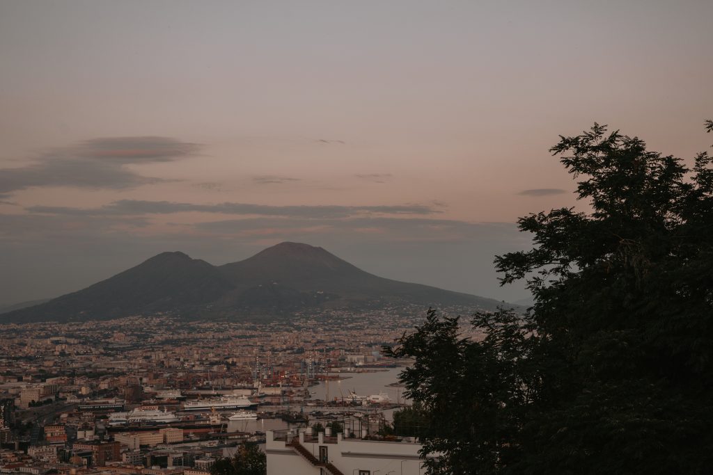 Vue panoramique sur Naples avec le Vésuve en arrière-plan