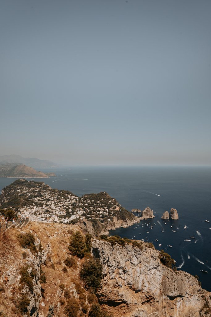 Une vue prenante sur l'île de Capri du haut du funiculaire d'Anacapri
