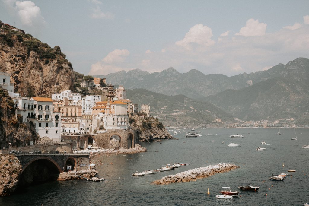 Vue sur Amalfi, arrêt incontournable sur un itinéraire d'un mois en Italie