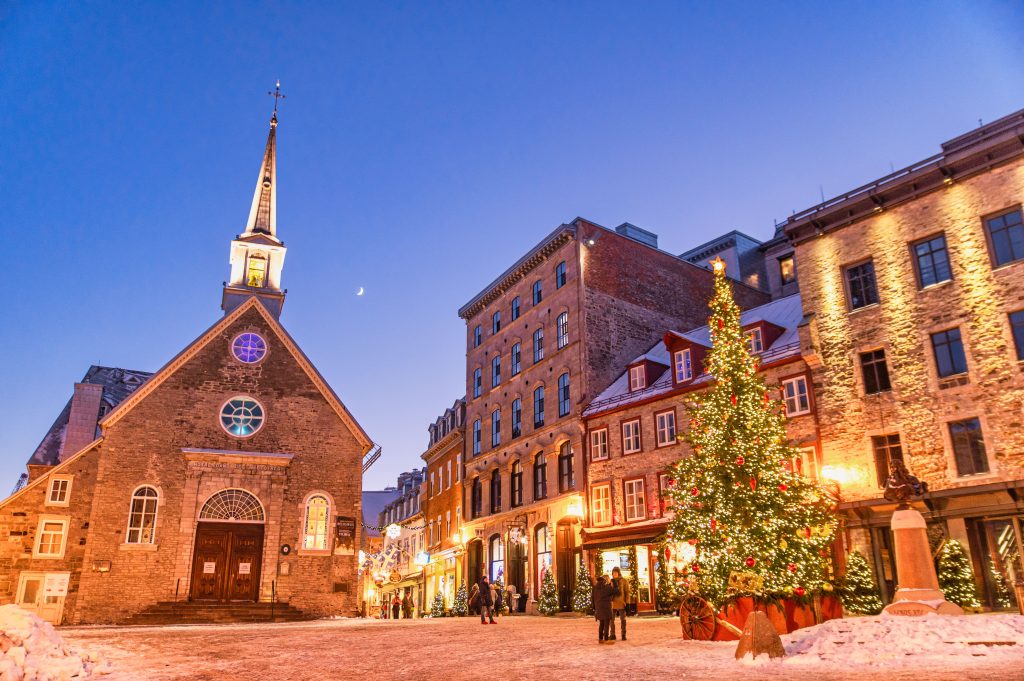 Sapin de Noël géant en plein coeur de la place Royale à Québec