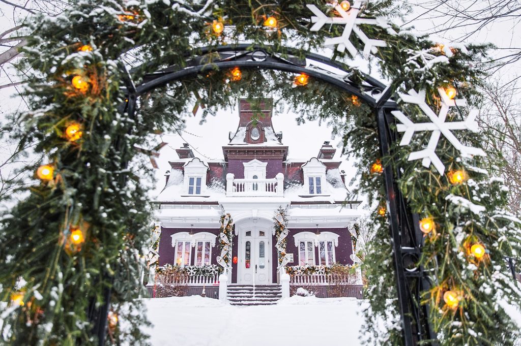 Maison ancestrale décorée pour Noël dans le quartier historique du Trait-Carré à Québec