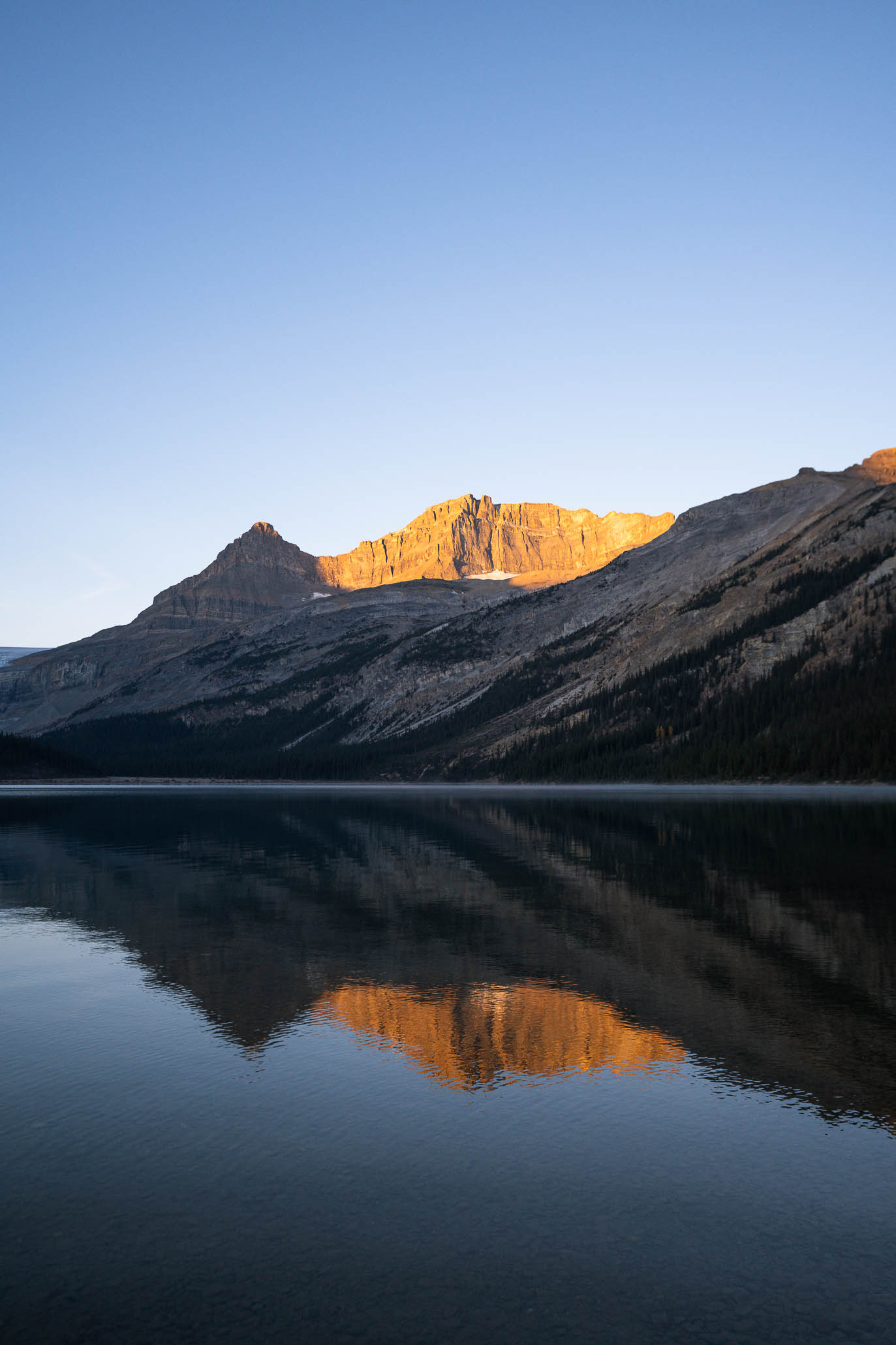 Bow Lake au lever du soleil durant l'automne