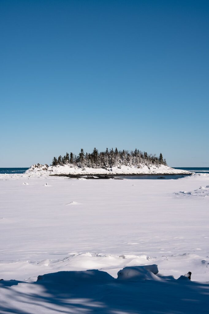 Paysage du littoral dans le parc national du Bic en hiver