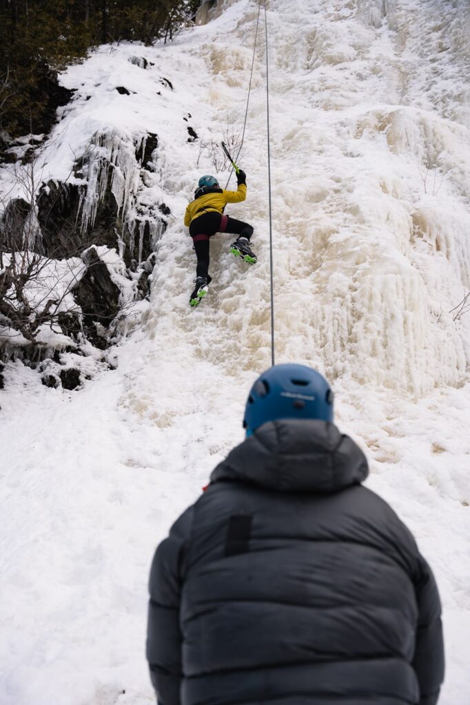 Initiation à l'escalade de glace durant le festival Grimpe en Ville au Parc des Chutes de Rivière-du-Loup