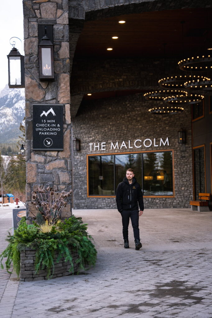 Entrée du Malcolm Hotel à Canmore