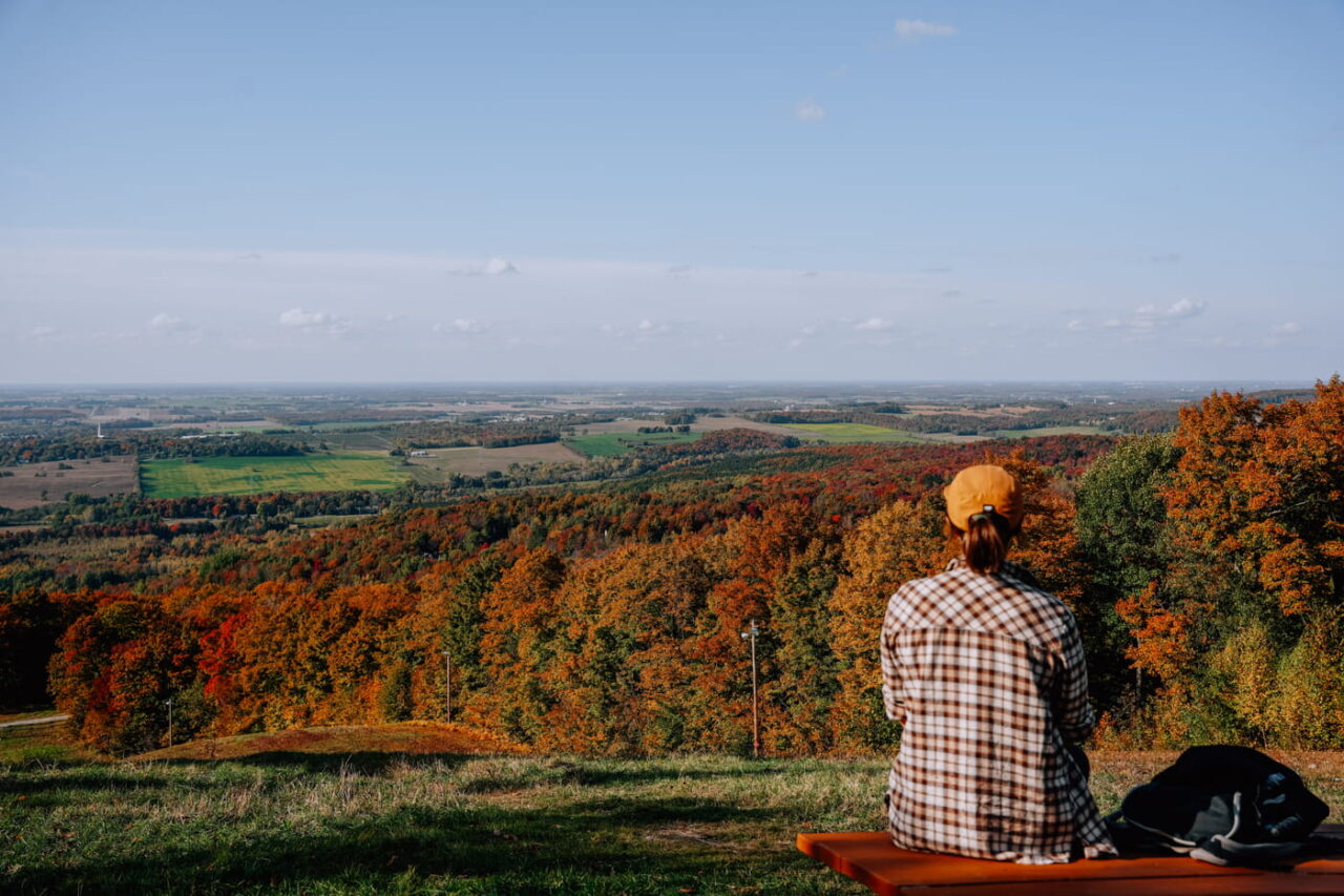 Sommet du Mont Gleason dans le Centre-du-Québec durant l'apogée des couleurs