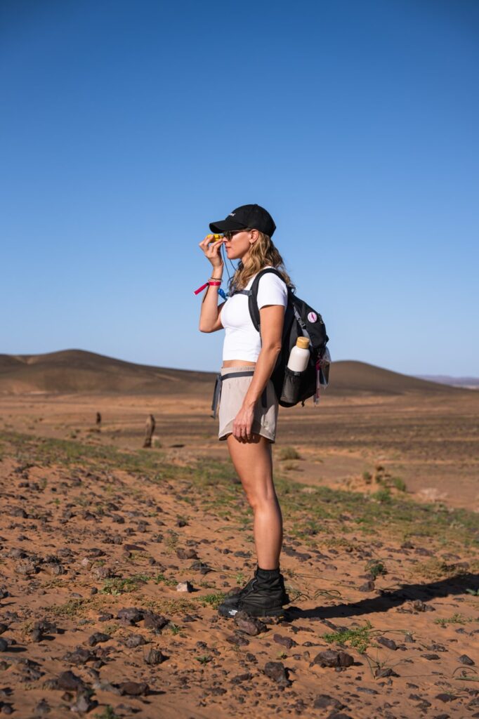 Utiliser une boussole pour se repérer lors du Trek Rose Trip Maroc