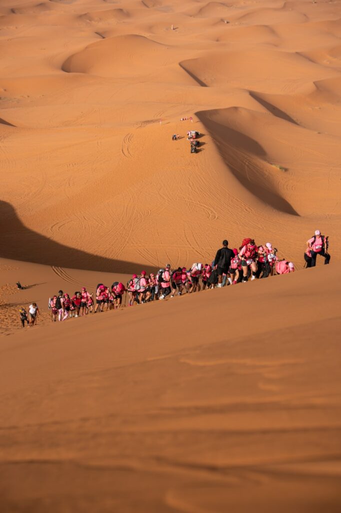 Défi solidaire aux couleurs de l'association Ruban Rose lors du Trek Rose Trip Maroc