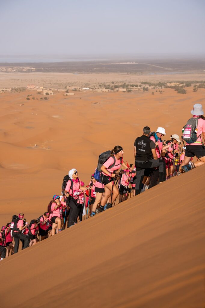 Défi solidaire aux couleurs de l'association Ruban Rose lors du Trek Rose Trip Maroc